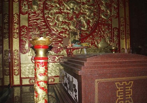 Các chi tiết được làm cầu kỳ, phủ màu vàng và đỏ. Đặc biệt, nơi đây có tượng các vua quan đời Trần, tất cả đều được làm bằng đồng nguyên chất, ngoài phủ vàng.